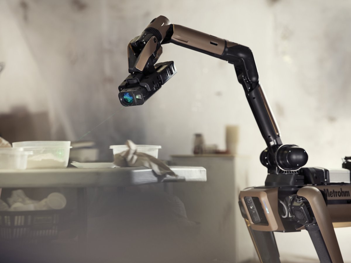 MIRA XTR 手持式拉曼光谱仪可通过远焦附件进行非接触式采样