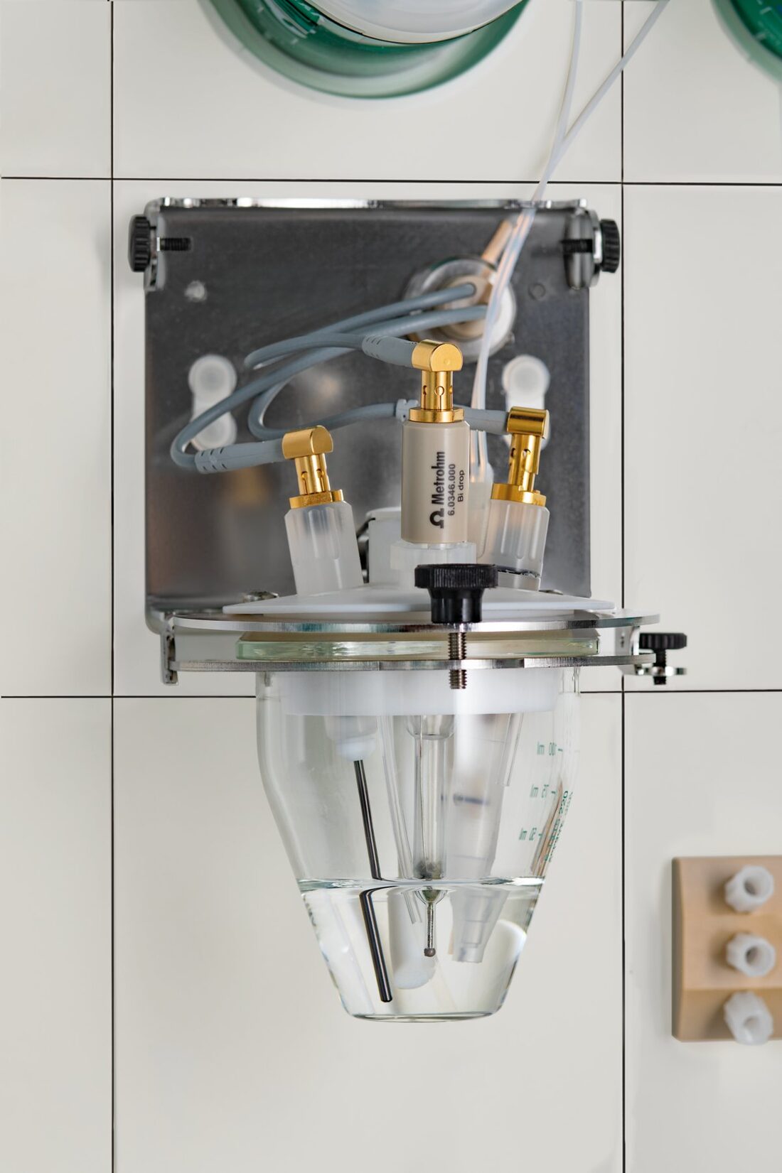 Metrohm Process Analytics; 2060 platform; VA; process analyzer; Measuring vessel; 2060 VA Process Analyzer; close up; online analysis; Bismuth drop electrode; voltammetry