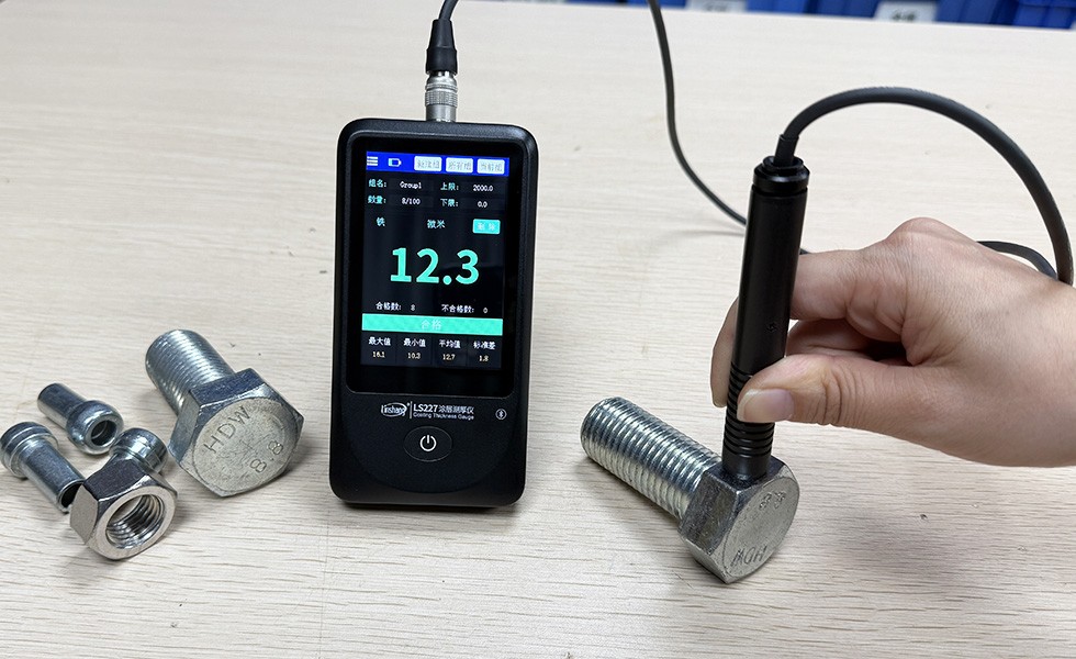 LS227涂层测厚仪测量螺栓镀锌层